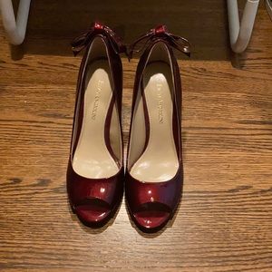 Pumps with cute bow detail.